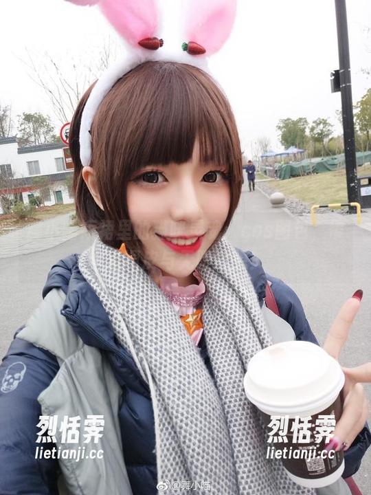 舞小喵短裙里的猫咪灵魂：cos图包，带点调皮与无限遐想！