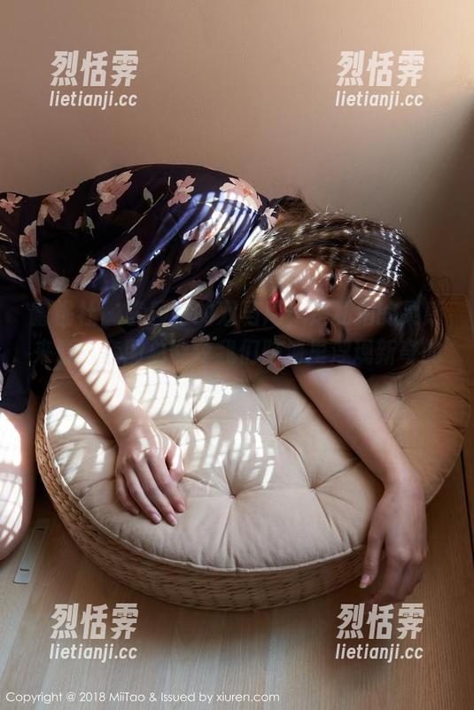蜜桃社 - 李颖诗的双马尾，是私拍的灵感来源，套图总能令我们脑海里浮现新奇的想象。