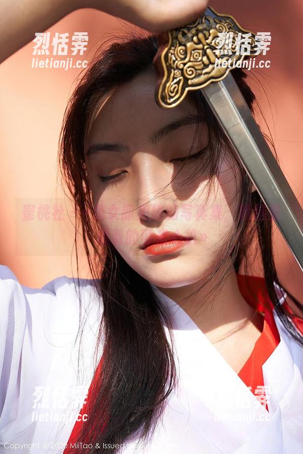 蜜桃社 - «兔女郎美绪的写真集，精选里藏着的可爱心机»