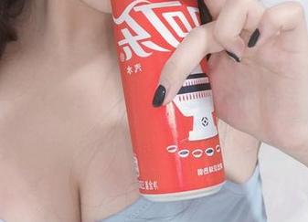 最新动态，蜜汁猫裘与她的圣诞兔兔，一出场就直接被她的气场消灭。