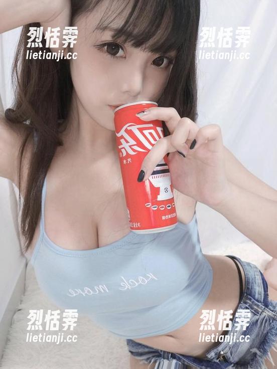 蜜汁猫裘 最新动态,蜜汁猫裘与她的圣诞兔兔,一出场就直接被她的气场消灭。