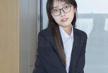 袜啵啵 – 小甜豆的照片，职业装也能瞬间变身成夏日清新，毫无违和感！