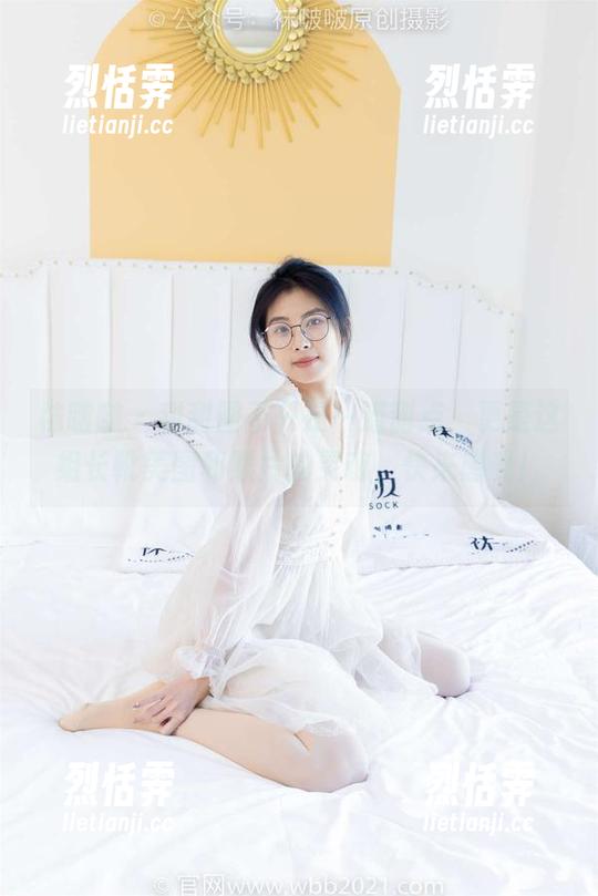 袜啵啵 - 甜甜圈不只是一道甜点，更是这组长靴美图和照片的灵魂，快来感受！