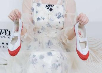 袜啵啵 – 再次被稚予的裸足免费图片征服，是不是我太没节操了？