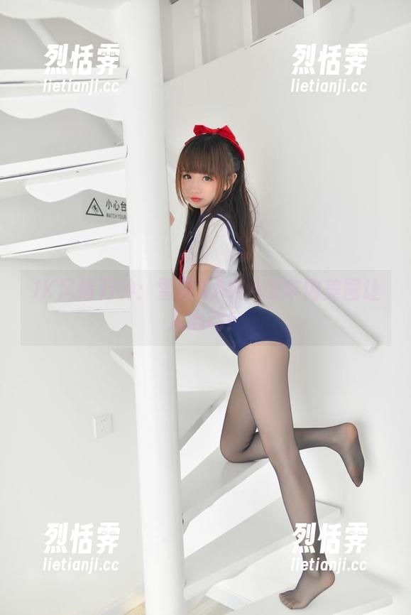 JK风情万种：雪琪SAMA的车内美图让人心动！