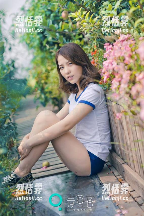 青豆客-谭晓彤 青豆客 - 谭晓彤的空姐装:原图直击心底,图包也太诱惑了吧!