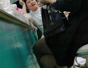魔镜街拍 – 高清图册直击：婷婷的粉裙日常，销售工作的另类优雅