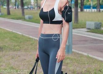 魔镜街拍：看！高清原图里的蓝色包臀裙黑丝美女，绝对是人群中的焦点！